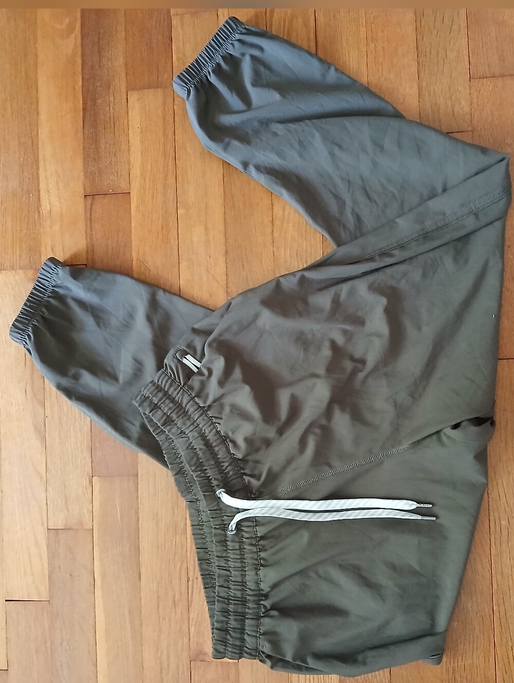 Vuori Green Lightweight Women's Jogger Athletic Pants